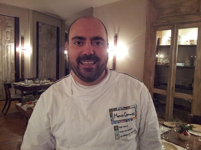 Marco Gomes na sala, com a jaleca alusiva o novo conceito_700